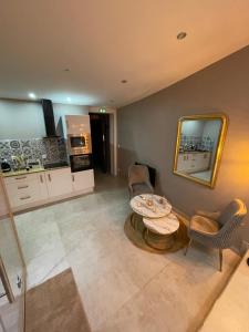 eine Draufsicht auf ein Wohnzimmer mit Tisch und Stühlen in der Unterkunft La nuit de rêve Suite privative Jaccuzi Sauna Suite 2 in Crouy