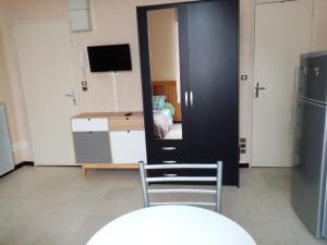 a room with a mirror and a room with a bed at Studio Danton in Troyes +1 photo