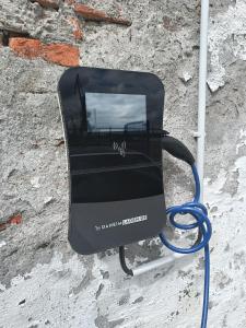ein Handy auf einer Wand in der Unterkunft Hotel Alter Hafenspeicher in Stralsund