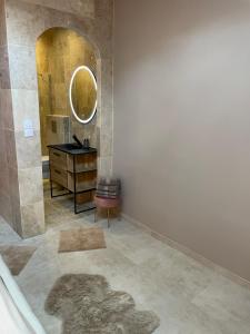 een badkamer met een wastafel en een spiegel bij La nuit de rêve Suite privative Jaccuzi Sauna Suite 2 in Crouy