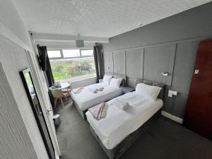 Postel nebo postele na pokoji v ubytování Harbour Hotel