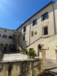 un gran edificio con una escalera delante en Casa nella Fortezza, en Pitigliano