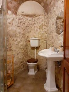 ein Bad mit einem WC und einem Waschbecken in der Unterkunft I Fiori di Colle, l’anima Toscana “Loft” in Colle di Val d’Elsa