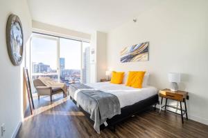 Llit o llits en una habitació de 3BR Luxury Glass Apartment With Views Pool & Gym