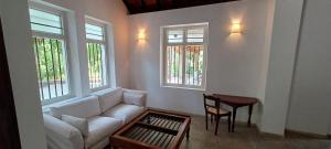 - un salon avec un canapé et une table dans l'établissement WG - Wathurugama, à Gampaha