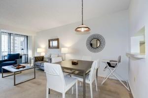 ein Wohnzimmer und ein Esszimmer mit einem Tisch und Stühlen in der Unterkunft 2BR Central Apartment Spacious Layout & Balcony in Arlington