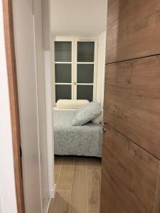 Kleines Zimmer mit einem Bett und einem Fenster in der Unterkunft Chambre Douche WC privés - calme - terrasse in Saint-Germain-en-Laye