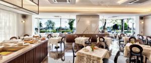 A restaurant or other place to eat at Hotel Mondial