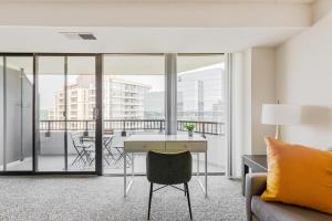 2BR Serene Executive Retreat with Balcony في أرلينغتون: غرفة معيشة مع أريكة وطاولة