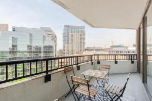 twee stoelen en een tafel op het balkon van een gebouw bij 2BR Serene Executive Retreat with Balcony in Arlington