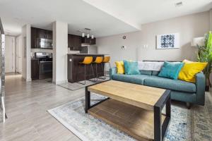 una sala de estar con un sofá y una mesa en 2BR Executive Downtown Apartment by ENVITAE, en Detroit