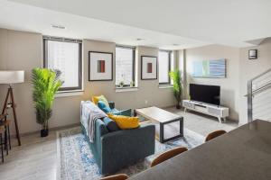 Ruang duduk di 2BR Executive Downtown Apartment by ENVITAE