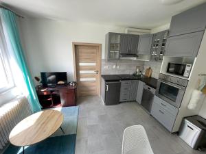Kuchyň nebo kuchyňský kout v ubytování NOVÝ HORSKÝ APARTMÁN v Jizerských horách