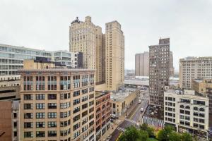 una vista aérea de una ciudad con edificios altos en 2BR Executive Downtown Apartment by ENVITAE, en Detroit
