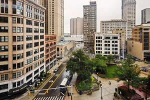 eine Luftansicht einer Stadt mit hohen Gebäuden in der Unterkunft 2BR Downtown Luxury Getaway in Detroit