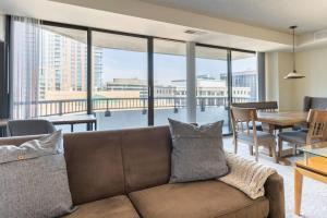 uma sala de estar com um sofá e uma mesa em 2BR Serene Executive Retreat with Balcony em Arlington