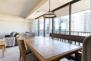 een eetkamer met een tafel en een groot raam bij 2BR Serene Executive Retreat with Balcony in Arlington