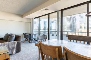 een woonkamer met een bank en een tafel bij 2BR Serene Executive Retreat with Balcony in Arlington