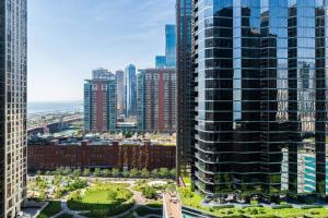 une vue aérienne sur une ville avec de grands bâtiments dans l'établissement 2B 2BA Exquisite Apartment With Views, Indoor Pool & Gym by ENVITAE, à Chicago