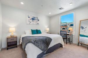 En eller flere senge i et værelse på 2BR Luxury Urban Escape Balcony & Fitness Center