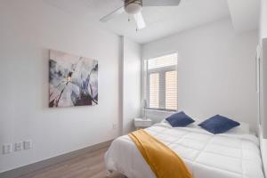Postel nebo postele na pokoji v ubytování 3BR Modern Downtown Apartment with Gym & Office + 28 fotografií