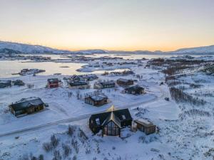 uma vista aérea de uma aldeia coberta de neve em Cabin Aurora Borealis em Sommarøy