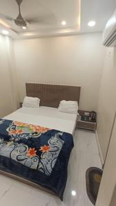 a bedroom with a bed with a colorful blanket at Goroomgo BNK Grand Varanasi in Varanasi
