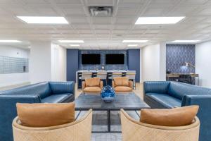een kantoor met banken en een tafel en stoelen bij 4B 3BA Premium Family Apartment with Gym in Charlotte