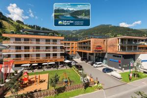 widok na miasto z budynkami i ulicą w obiekcie AlpenParks Hotel & Apartment Central Zell am See w mieście Zell am See