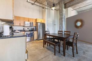 uma cozinha com mesa e cadeiras num quarto em 2BR Spacious Historic Loft With Pool em Pittsburgh