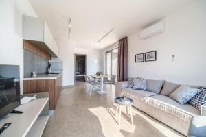salon z kanapą i kuchnią w obiekcie Stivan Solis Apartments w mieście Sutivan