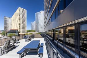 Μπαλκόνι ή βεράντα στο Sleek 2BR Downtown Retreat with Gym