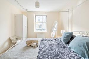 sypialnia z dużym łóżkiem z niebieskimi poduszkami w obiekcie Retreat in Axminster: Your Getaway near Devon w mieście Axminster