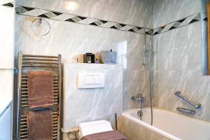 阿羅薩的住宿－Höhwald，带浴缸、卫生间和盥洗盆的浴室