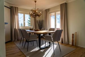アローザにあるHöhwaldのダイニングルーム(椅子、シャンデリア付) +6枚の写真