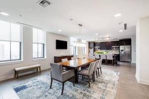 een keuken en eetkamer met een tafel en stoelen bij 2BR Distinguished Apartment Rooftop Deck & Gym in Baltimore