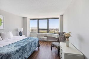 - une chambre avec un lit, un bureau et une fenêtre dans l'établissement 2BR Modern South Loop Suite With Views & Gym, à Chicago