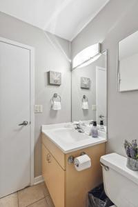 W łazience znajduje się umywalka i lustro. w obiekcie 2BR Modern South Loop Suite With Views & Gym w Chicago