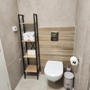 a small bathroom with a toilet and some towels at בצל ההר in Ein Tamar 