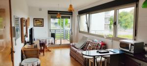 un soggiorno con divano e tavolo di Apartamento La Arquera Golf 2 a Llanes