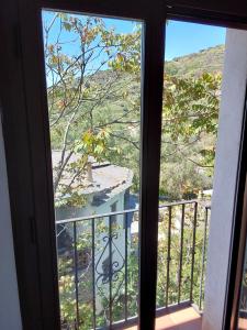 vistas desde la ventana de un balcón en Valle de la Calma - Apartamentos rurales de Mecina, en Granada