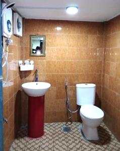 een badkamer met een toilet en een wastafel bij D'TERRACE KUNDASANG in Ranau