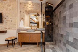 Ένα μπάνιο στο SKALINADA HOUSE by LOC Hospitality
