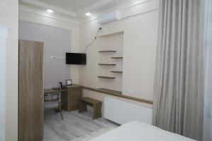 ブハラにあるHotel Malika Sultan Boutique One of a kindのベッドルーム1室(デスク、テレビ付)
