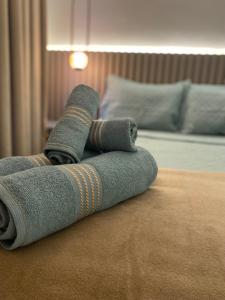 ein rollendes Handtuch auf dem Boden in einem Hotelzimmer in der Unterkunft Inova Flats premium no Condominio Cosmopolitan in Palmas