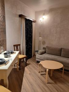 Χώρος καθιστικού στο SKALINADA HOUSE by LOC Hospitality +16 φωτογραφίες