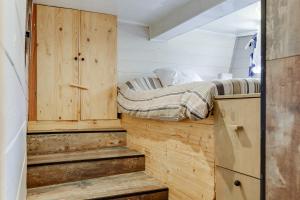1 dormitorio pequeño con 1 cama y algunas escaleras en Péniche Destinée, en Burdeos