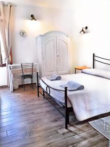 a bedroom with two beds and a desk at La plaza in Ollolai +14 photos
