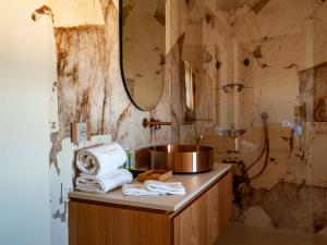 un bagno sporco con lavandino e specchio di La Sommità Relais & Chateaux a Ostuni