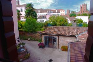 a small building with a gate in a courtyard at The Comfort Apartment - Le Cà De Boron in Montagnana